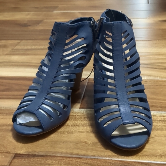 New Vince Camuto size 6 heels. Navy Blue. - Picture 1 of 6